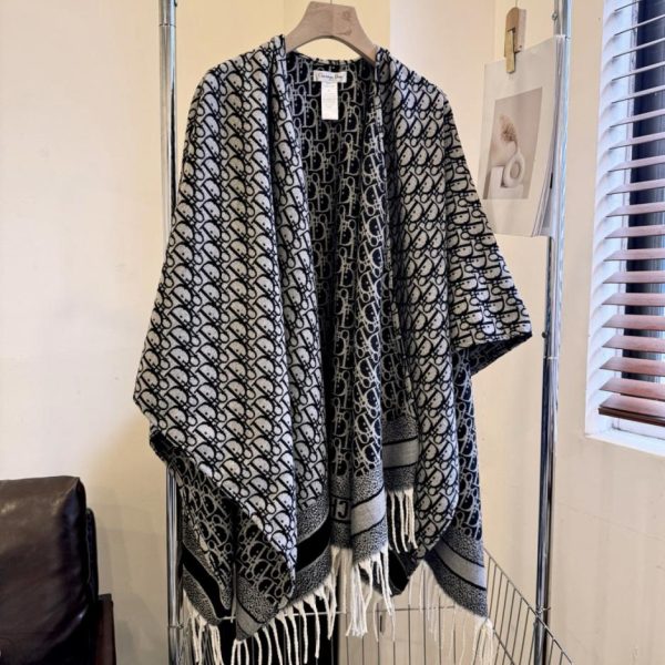 L'ultimo "Grey Silver - Letter Cloak" di Dior (49SHI)