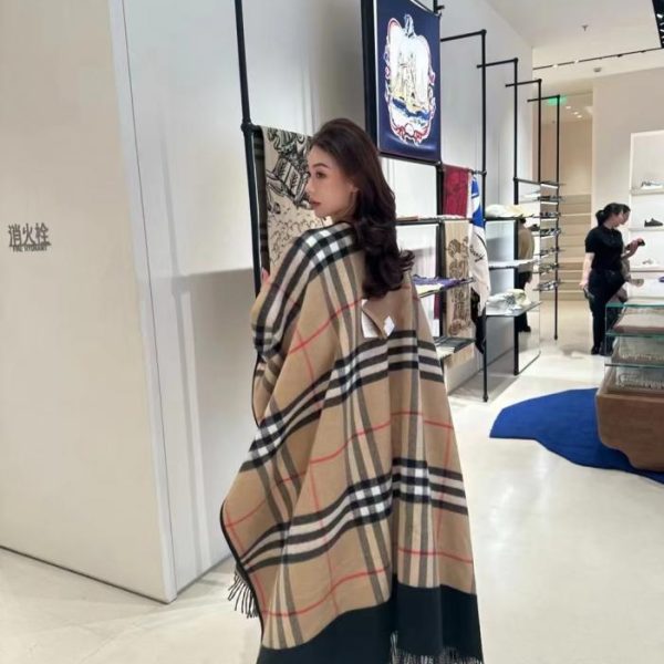 Autentico scialle/mantella Burberry in jacquard a quadri a contrasto (31W1K)
