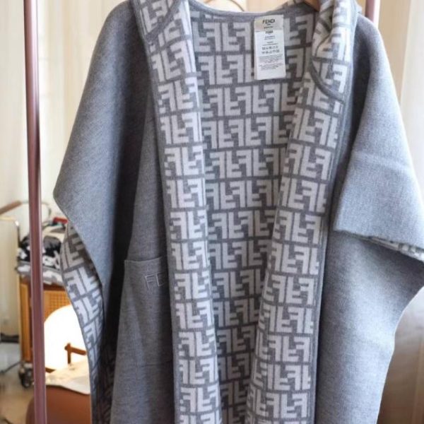 replica,repliche,fake,1:1,earrings,bracelet,ring,jewelry Cappotto/mantella in maglia double face in misto lana e cashmere FENDl (QC3VU)