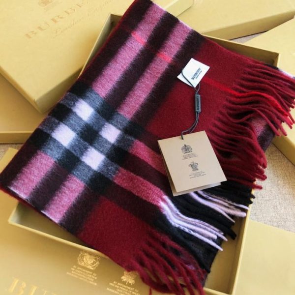 Sciarpa classica in cashmere a quadri con motivo a onde profonde di Burberry, color bordeaux (F5EFR)