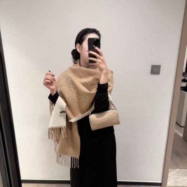 replica,repliche,fake,1:1,earrings,bracelet,ring,jewelry Sciarpa in morbido cashmere LV 2.0 con fiori monogrammati e scritta LV (3NQ02)
