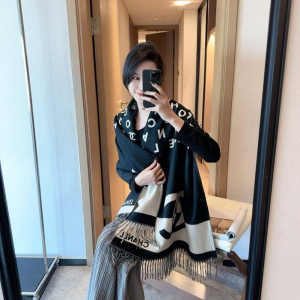 replica,repliche,fake,1:1,earrings,bracelet,ring,jewelry La nuova sciarpa Chanel lanciata in boutique presenta un motivo a camelia in twill di seta (KZCTX).