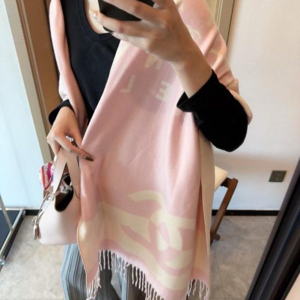 replica,repliche,fake,1:1,earrings,bracelet,ring,jewelry Nuova sciarpa con camelia lanciata in boutique da Chanel (U4XW1): classica sciarpa in twill di seta con motivo camelia.