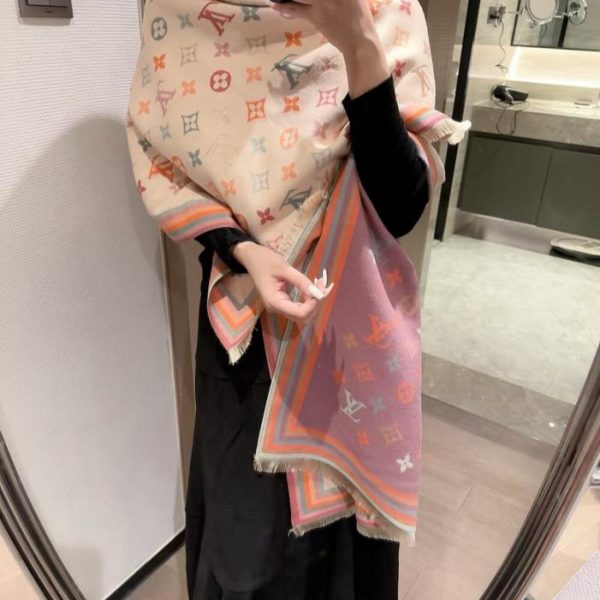 replica,repliche,fake,1:1,earrings,bracelet,ring,jewelry L’ultimo stile della boutique Louis Vuitton: sciarpa invernale Cruise in jacquard sottile (JEIMJ)