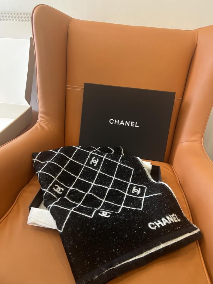 replica,repliche,fake,1:1,earrings,bracelet,ring,jewelry Scialle CHANEL con motivo trapuntato classico e logo doppia C (1D5H3) replica,repliche,fake,1:1,earrings,bracelet,ring,jewelry Scialle CHANEL con motivo trapuntato classico e logo doppia C (1D5H3)