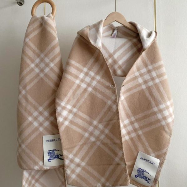 replica,repliche,fake,1:1,earrings,bracelet,ring,jewelry Cappello a quadri Burberry e sciarpa in pelle di agnello (ZITG5)