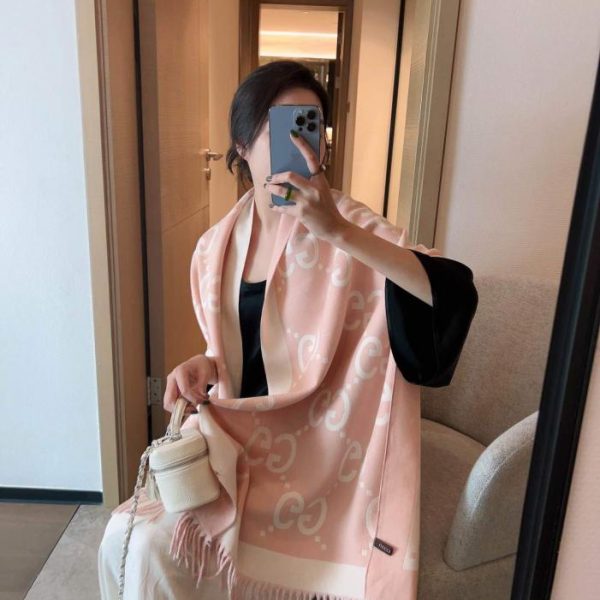 replica,repliche,fake,1:1,earrings,bracelet,ring,jewelry L’ultima sciarpa reversibile con logo GG di Gucci (3KGCI)