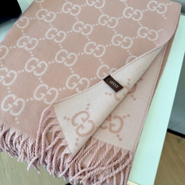 replica,repliche,fake,1:1,earrings,bracelet,ring,jewelry Sciarpa Gucci in morbida lana jacquard con motivo intrecciato con logo doppia G (0TQU7)