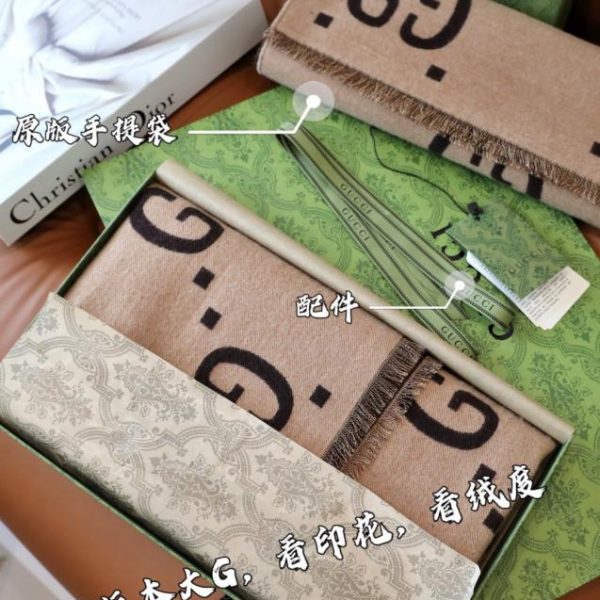 replica,repliche,fake,1:1,earrings,bracelet,ring,jewelry Sciarpa Gucci in lana e seta decorata con una grafica GG oversize (D6UHM)