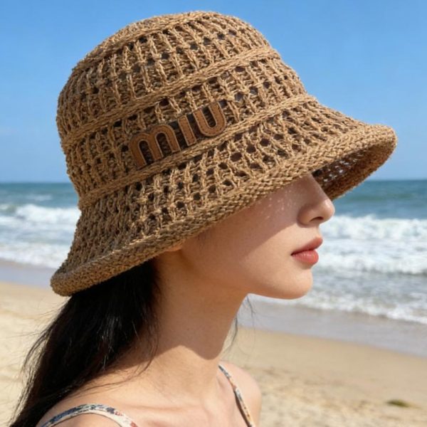 Un accessorio indispensabile per la spiaggia in estate: il cappello da pescatore intrecciato di Miu Miu (X9MW41)