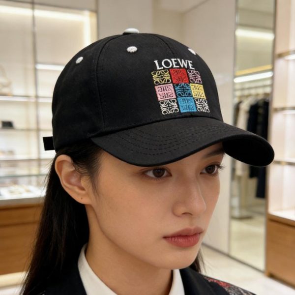 replica,repliche,fake,1:1,earrings,bracelet,ring,jewelry Cappellino da baseball LOEWE a nove quadrati ricamato, nero classico con logo anagramma color macaron (68AAQ8)