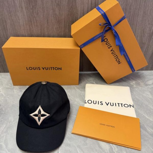 replica,repliche,fake,1:1,earrings,bracelet,ring,jewelry Nuovo cappellino da baseball LV, cappellino LV Day (MOV12T)