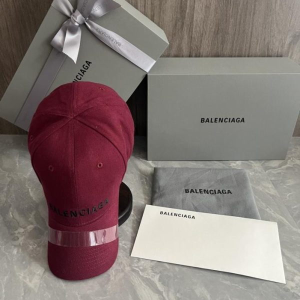 replica,repliche,fake,1:1,earrings,bracelet,ring,jewelry Cappellino da baseball Balenciaga (UF27F2) – Importato da rivenditori. Presenta il logo Balenciaga ricamato sul davanti.