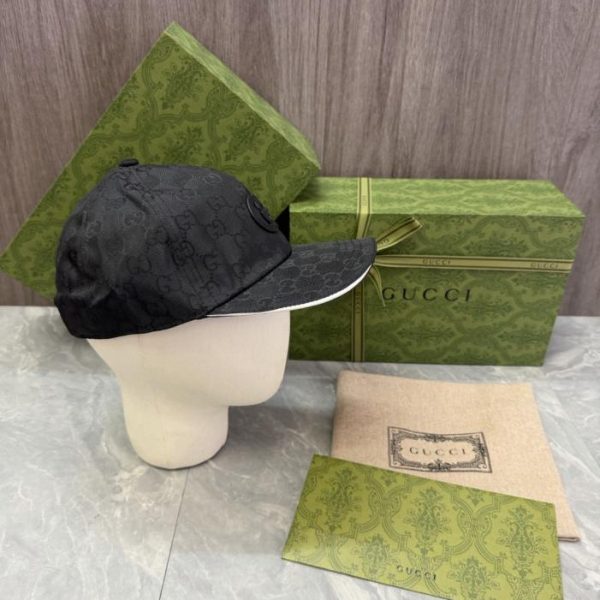 Cappellino da baseball GUCCI, in classica tela con monogramma GG e targhetta in pelle (incisa con "G(3DAKQZ)").