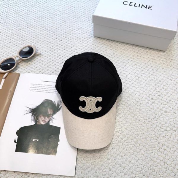 Il nuovo cappellino da baseball di CELINE con scritta minimalista, un modello indossato dalle celebrità (ZDKJE8)
