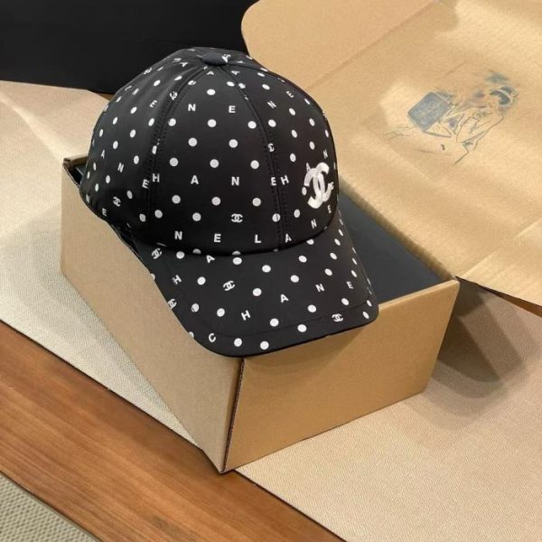 replica,repliche,fake,1:1,earrings,bracelet,ring,jewelry Questo cappellino da baseball a pois di Chanel (EQHZAJ)