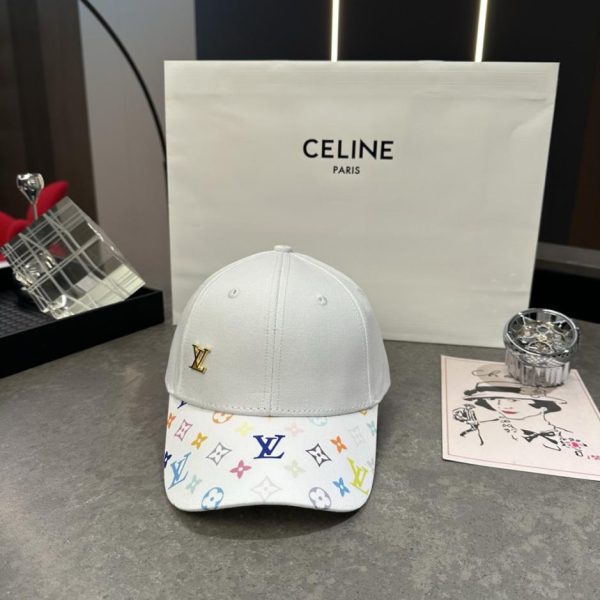 replica,repliche,fake,1:1,earrings,bracelet,ring,jewelry Cappellino da baseball LV con monogramma colorato e logo in metallo, ultimo modello disponibile nella boutique (5BHKHE)
