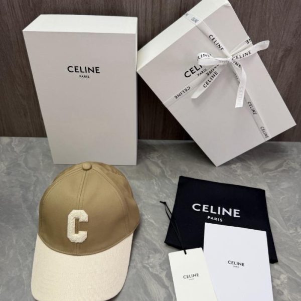 replica,repliche,fake,1:1,earrings,bracelet,ring,jewelry Questo è un cappello CELINE realizzato su misura, con corpo in twill di cotone e tesa in velluto a coste. La lettera “C” (VQOFIE) è ricamata con la tecnica della spugna.