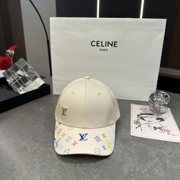 replica,repliche,fake,1:1,earrings,bracelet,ring,jewelry Cappellino da baseball LV con monogramma colorato e logo in metallo, ultimo modello disponibile in boutique (3CU4L8)