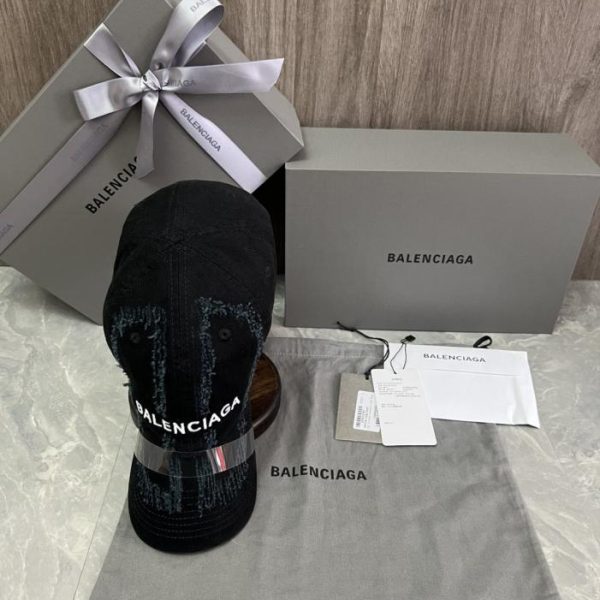 replica,repliche,fake,1:1,earrings,bracelet,ring,jewelry Cappellino da baseball Balenciaga (versione per agenti di acquisto), con logo Balenciaga (OYQAQL) ricamato sul davanti.
