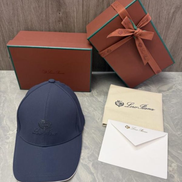 replica,repliche,fake,1:1,earrings,bracelet,ring,jewelry Il cappellino da baseball Loro Piana Storm System presenta l’emblema a forma di scudo del marchio e il logo Loro Piana (BBURR4) scritto a mano sul davanti.