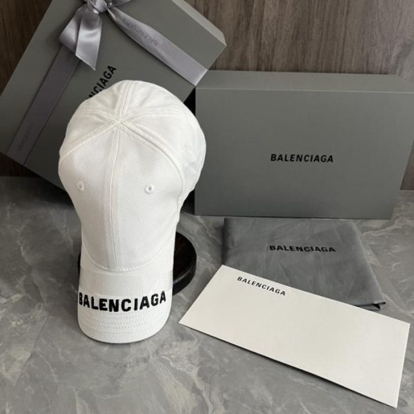 replica,repliche,fake,1:1,earrings,bracelet,ring,jewelry Cappellino da baseball Balenciaga (versione per agenti di acquisto), con logo Balenciaga ricamato (JHKVZH) sul davanti.