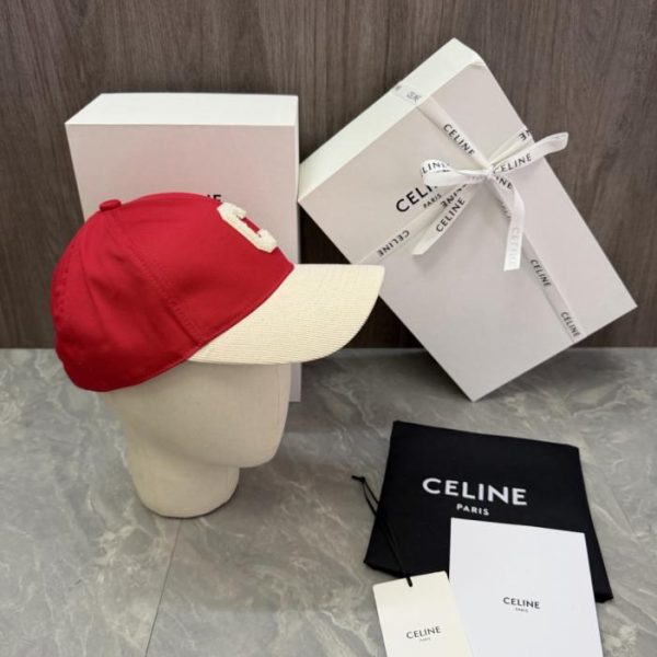 Design originale CELINE personalizzato. Il corpo del cappello è realizzato in cotone twill, mentre la tesa è in velluto a coste (4MUMKU).