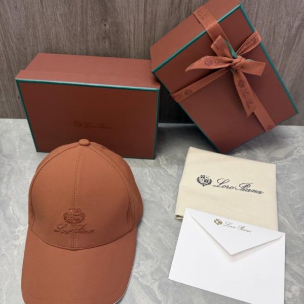 replica,repliche,fake,1:1,earrings,bracelet,ring,jewelry Il cappellino da baseball Loro Piana Storm System presenta il logo a scudo del marchio ricamato sul davanti, insieme alla scritta Loro Piana (YRWDF2) realizzata a mano.