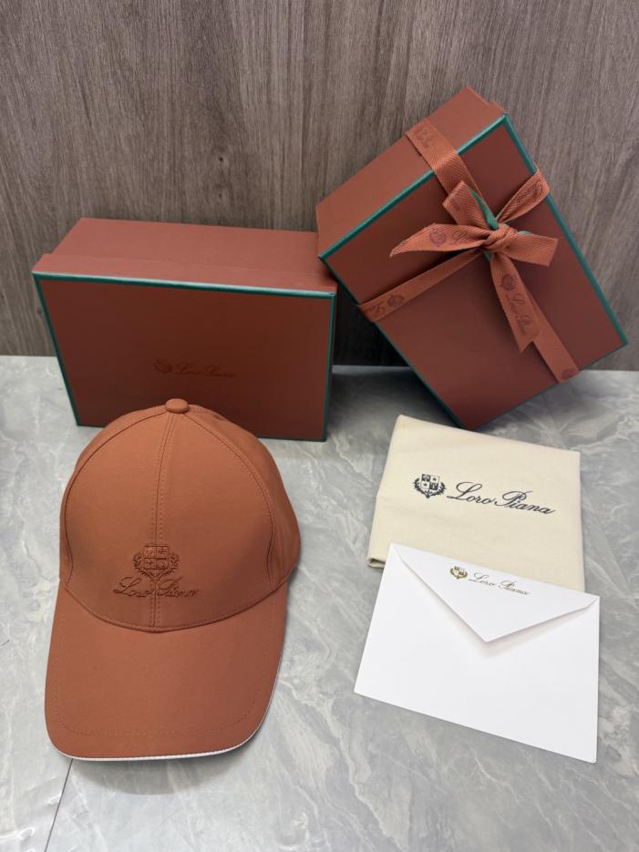 replica,repliche,fake,1:1,earrings,bracelet,ring,jewelry Il cappellino da baseball Loro Piana Storm System presenta il logo a scudo del marchio ricamato sul davanti, insieme alla scritta Loro Piana (YRWDF2) realizzata a mano. replica,repliche,fake,1:1,earrings,bracelet,ring,jewelry Il cappellino da baseball Loro Piana Storm System presenta il logo a scudo del marchio ricamato sul davanti, insieme alla scritta Loro Piana (YRWDF2) realizzata a mano.
