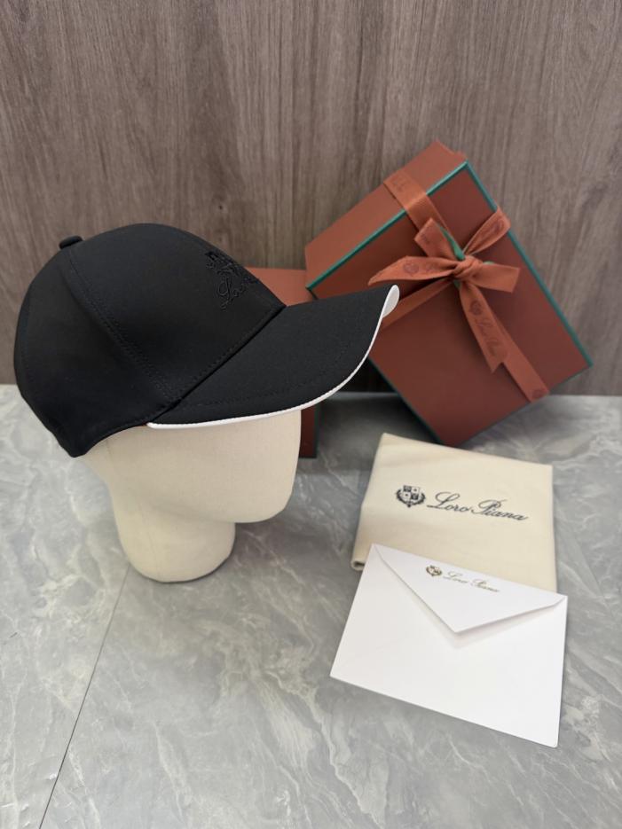 replica,repliche,fake,1:1,earrings,bracelet,ring,jewelry Il cappellino da baseball Loro Piana Storm System presenta il logo a scudo del marchio ricamato sul davanti, insieme alla scritta Loro Piana (UUDQY3) realizzata a mano. replica,repliche,fake,1:1,earrings,bracelet,ring,jewelry Il cappellino da baseball Loro Piana Storm System presenta il logo a scudo del marchio ricamato sul davanti, insieme alla scritta Loro Piana (UUDQY3) realizzata a mano.