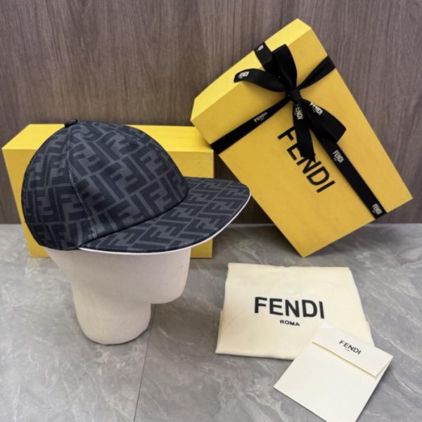 replica,repliche,fake,1:1,earrings,bracelet,ring,jewelry Cappellino da baseball Fendi originale, realizzato su misura, con visiera piatta, un modello classico che è un bestseller nei negozi tutto l’anno (8LC1O9).