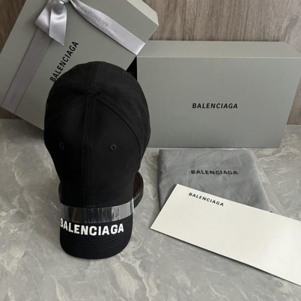 replica,repliche,fake,1:1,earrings,bracelet,ring,jewelry Cappellino da baseball Balenciaga (versione per agenti di acquisto) con logo Balenciaga ricamato (TZSWAB) sul davanti.