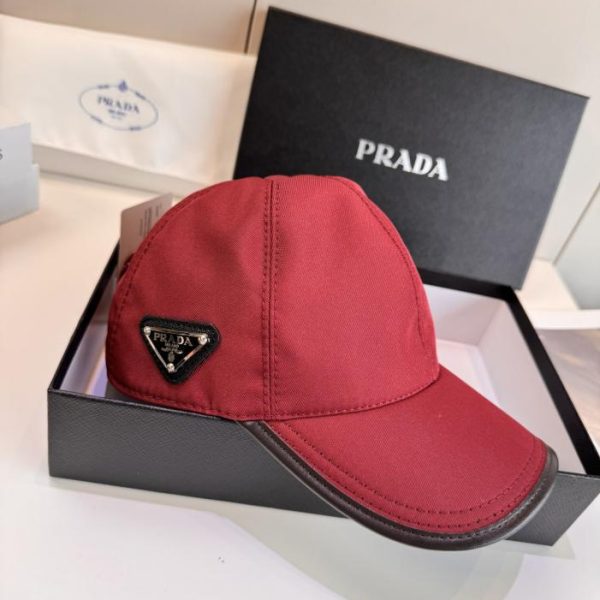 replica,repliche,fake,1:1,earrings,bracelet,ring,jewelry Nuovo arrivo imperdibile con logo a triangolo rovesciato! Nuovo cappellino da baseball originale Prada con logo metallico a triangolo rovesciato. (B74Q7Q)