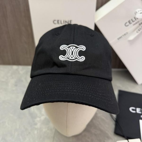 replica,repliche,fake,1:1,earrings,bracelet,ring,jewelry Si tratta di un cappello CELINE realizzato su misura, caratterizzato dall’iconico logo a doppia C con trionfo (NXV1CY) ricamato sul corpo.