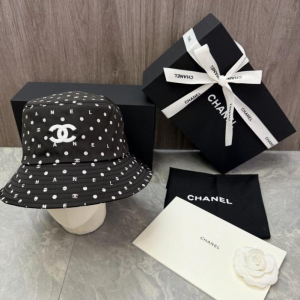 replica,repliche,fake,1:1,earrings,bracelet,ring,jewelry Cappello a secchiello originale CHANEL, realizzato su misura, con motivo a pois neri, scritta CHANEL sparsa e mini logo a doppia C (25T6B4).