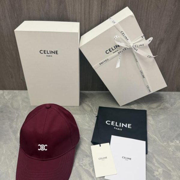 replica,repliche,fake,1:1,earrings,bracelet,ring,jewelry Cappello originale CELINE personalizzato con logo Triomphe a doppia C ricamato (4JJAUN) sul corpo.
