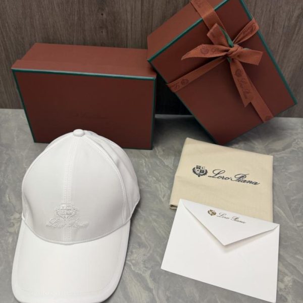 replica,repliche,fake,1:1,earrings,bracelet,ring,jewelry Il cappellino da baseball Loro Piana Storm System presenta il logo a scudo del marchio ricamato sul davanti, insieme alla scritta Loro Piana (UEWLW2) realizzata a mano.
