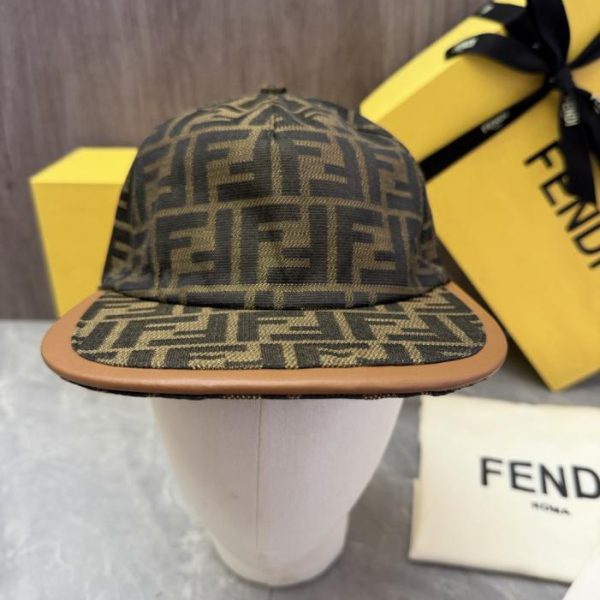 replica,repliche,fake,1:1,earrings,bracelet,ring,jewelry Cappellino da baseball Fendi originale, realizzato su misura, con visiera piatta, un modello classico che è un bestseller nei negozi tutto l’anno (W4WD40).