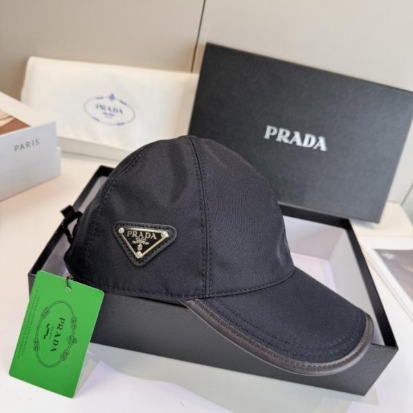 replica,repliche,fake,1:1,earrings,bracelet,ring,jewelry Nuovo cappellino da baseball Prada, design originale, con logo metallico a triangolo invertito (KF79WV)