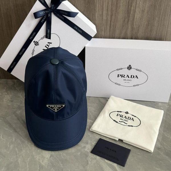 replica,repliche,fake,1:1,earrings,bracelet,ring,jewelry Cappellino da baseball Prada, design originale, realizzato su misura, disponibile sul sito ufficiale (SVIVDE).