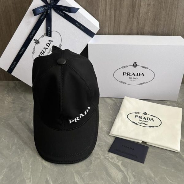 replica,repliche,fake,1:1,earrings,bracelet,ring,jewelry Nuovo cappellino da baseball originale di Prada con logo ricamato in rilievo (4H9TG0)
