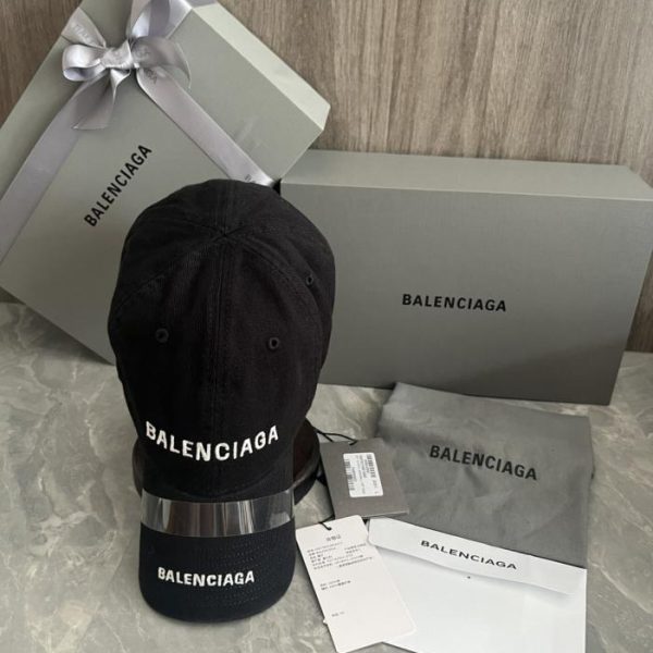 replica,repliche,fake,1:1,earrings,bracelet,ring,jewelry Cappellino da baseball Balenciaga con doppio logo ricamato (acquistato tramite un intermediario).