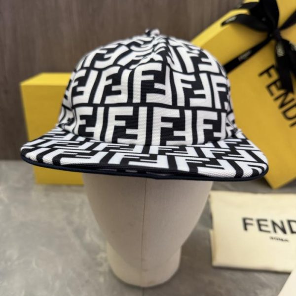 replica,repliche,fake,1:1,earrings,bracelet,ring,jewelry Cappellino da baseball originale Fendi con visiera piatta, realizzato su misura, un modello classico che è da sempre un bestseller nei negozi (STECBO).