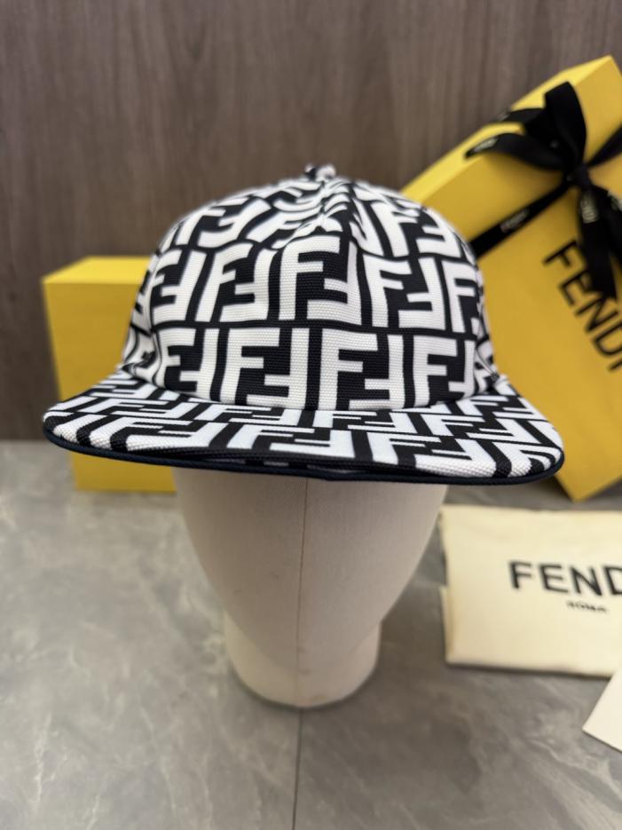 replica,repliche,fake,1:1,earrings,bracelet,ring,jewelry Cappellino da baseball originale Fendi con visiera piatta, realizzato su misura, un modello classico che è da sempre un bestseller nei negozi (STECBO). replica,repliche,fake,1:1,earrings,bracelet,ring,jewelry Cappellino da baseball originale Fendi con visiera piatta, realizzato su misura, un modello classico che è da sempre un bestseller nei negozi (STECBO).