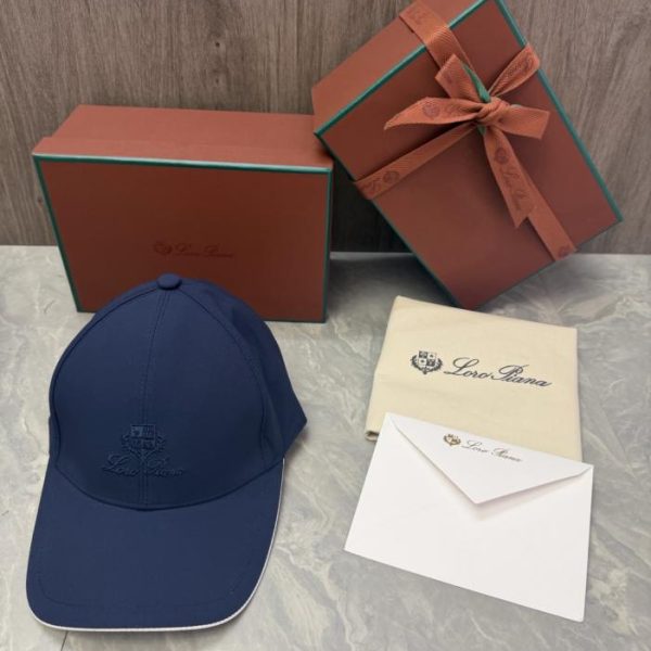 replica,repliche,fake,1:1,earrings,bracelet,ring,jewelry Il cappellino da baseball Loro Piana Storm System presenta l’emblema a forma di scudo del marchio e il logo Loro Piana (VBGIHW) scritto a mano sul davanti.