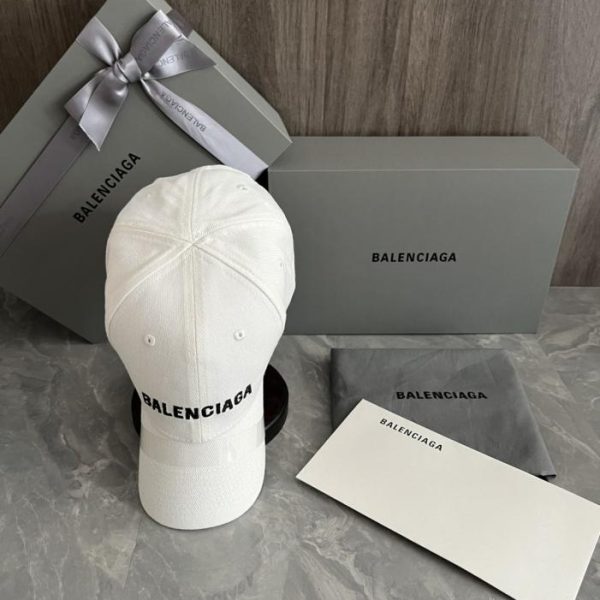 replica,repliche,fake,1:1,earrings,bracelet,ring,jewelry Cappellino da baseball Balenciaga (versione d’importazione per la vendita al dettaglio) con logo Balenciaga ricamato (CUNKF0) sul davanti.