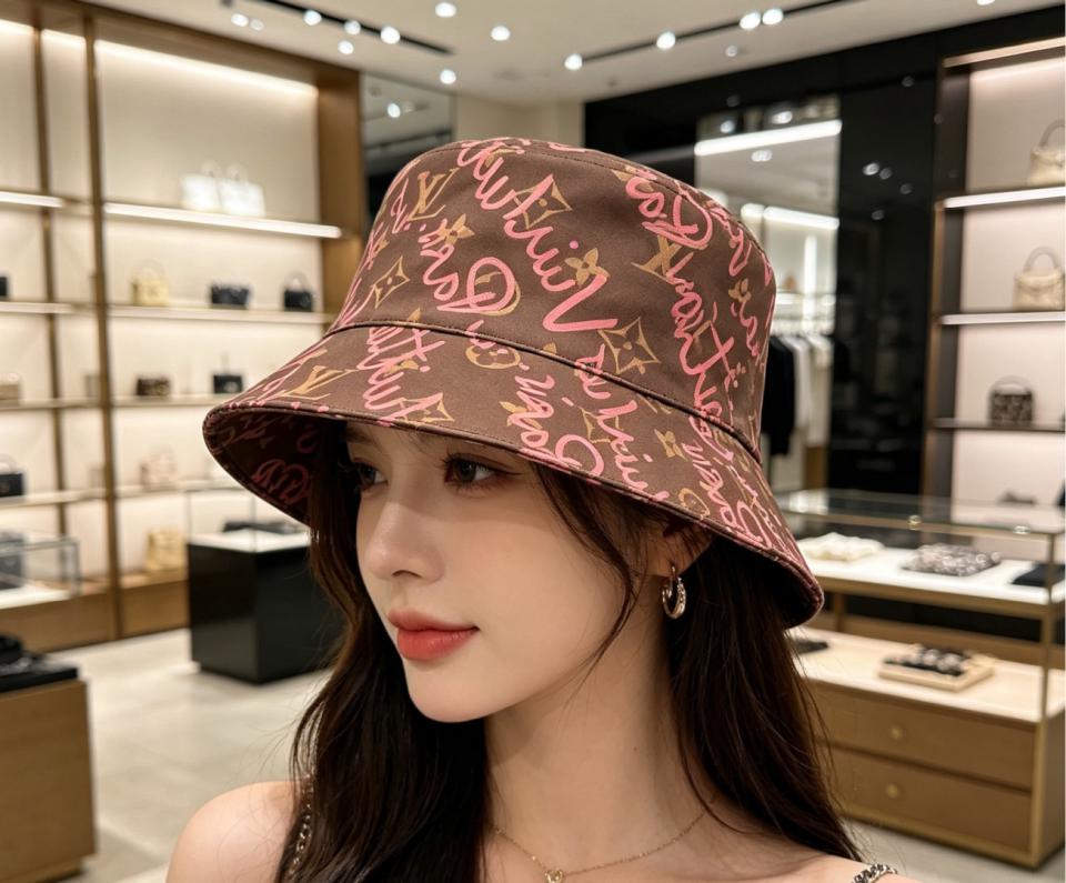 replica,repliche,fake,1:1,earrings,bracelet,ring,jewelry Cappello a secchiello LV con monogramma graffiti, classico retrò con stampa monogramma all-over (XYTFN7) replica,repliche,fake,1:1,earrings,bracelet,ring,jewelry Cappello a secchiello LV con monogramma graffiti, classico retrò con stampa monogramma all-over (XYTFN7)