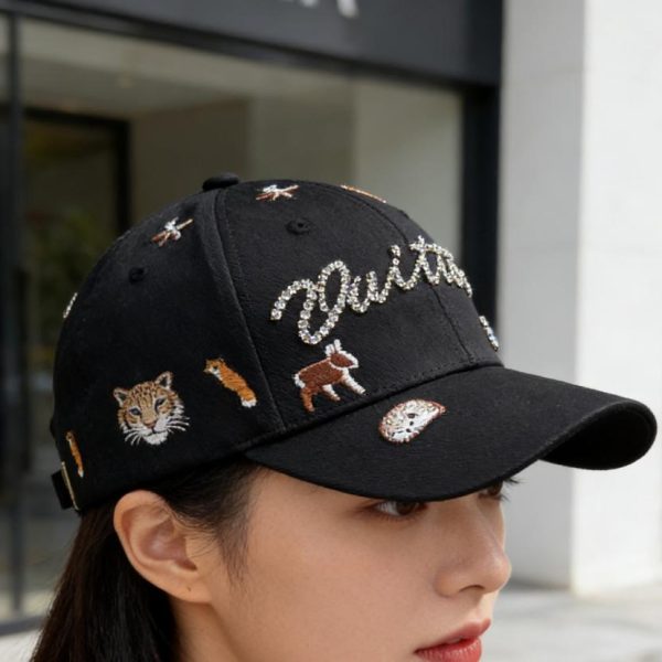 replica,repliche,fake,1:1,earrings,bracelet,ring,jewelry Cappellino da baseball LV con stampa di cane ricamata, caratterizzato da un grazioso disegno di cuccioli su tutta la superficie, firma scritta a mano e ricamo di strass (H0D0KO).