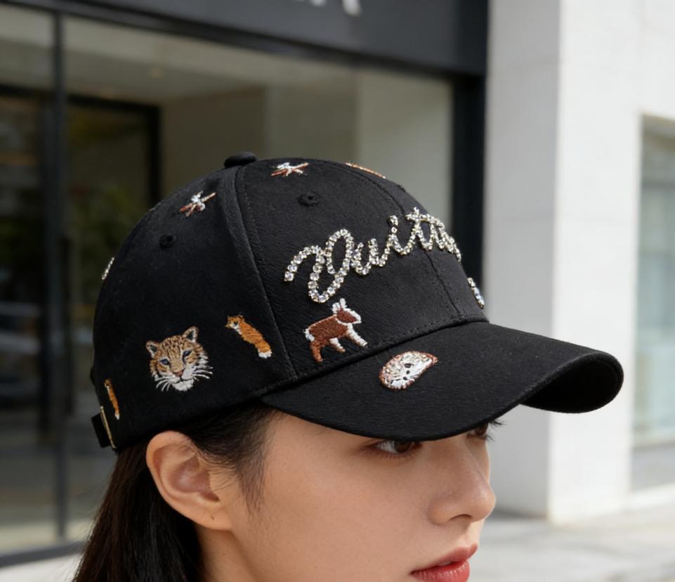 replica,repliche,fake,1:1,earrings,bracelet,ring,jewelry Cappellino da baseball LV con stampa di cane ricamata, caratterizzato da un grazioso disegno di cuccioli su tutta la superficie, firma scritta a mano e ricamo di strass (H0D0KO). replica,repliche,fake,1:1,earrings,bracelet,ring,jewelry Cappellino da baseball LV con stampa di cane ricamata, caratterizzato da un grazioso disegno di cuccioli su tutta la superficie, firma scritta a mano e ricamo di strass (H0D0KO).