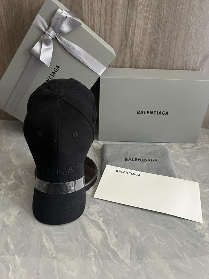 replica,repliche,fake,1:1,earrings,bracelet,ring,jewelry Cappellino da baseball Balenciaga (versione d’importazione per la vendita al dettaglio) con logo Balenciaga ricamato sul davanti (B5NUQL). replica,repliche,fake,1:1,earrings,bracelet,ring,jewelry Cappellino da baseball Balenciaga (versione d’importazione per la vendita al dettaglio) con logo Balenciaga ricamato sul davanti (B5NUQL).